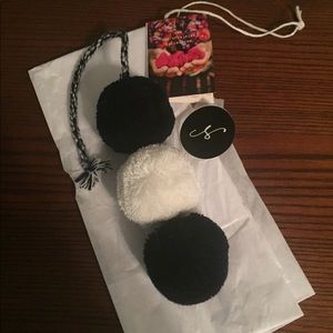 NWOT Nena & co triple Pom (Bold)